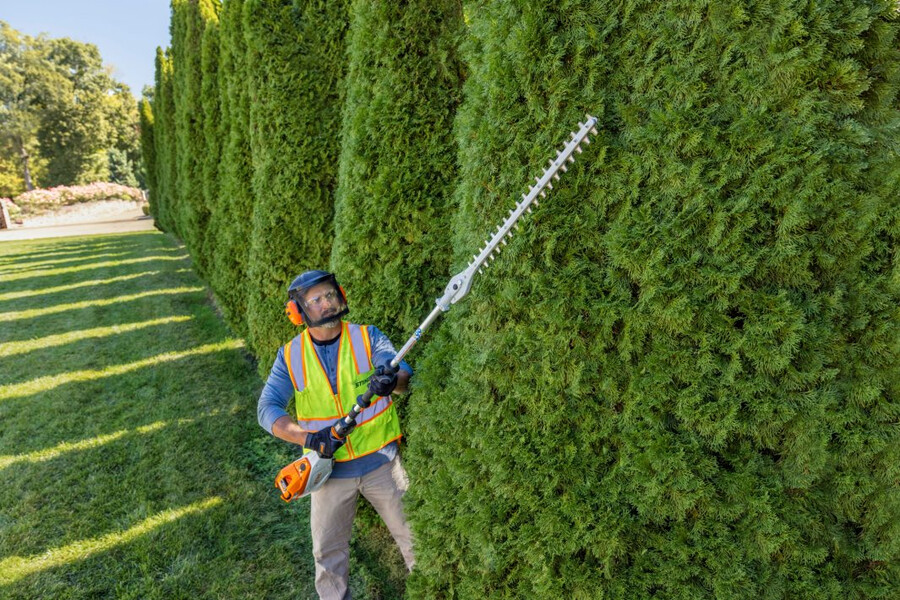 hla 135 battery powered extended-reach hedge trimmer