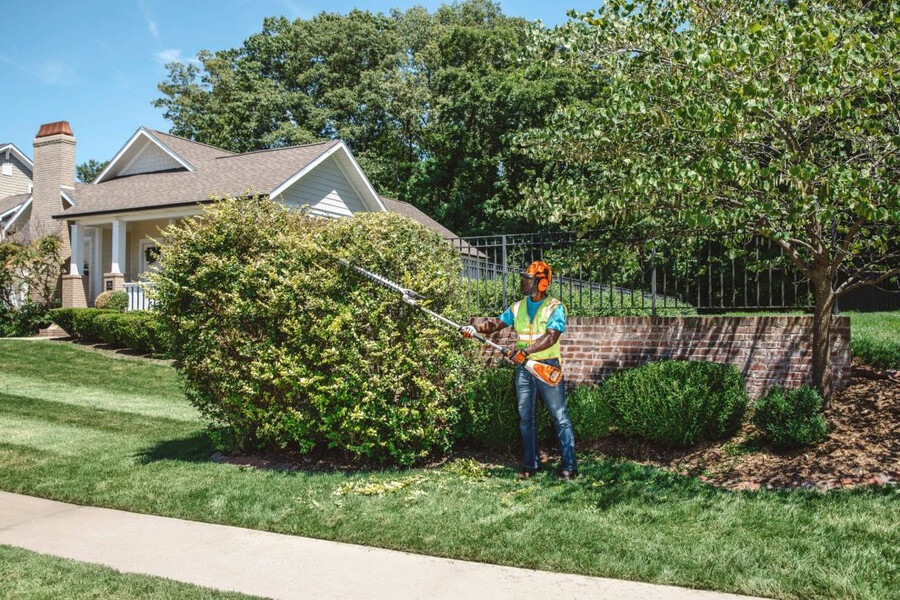 hla 135 battery powered extended-reach hedge trimmer