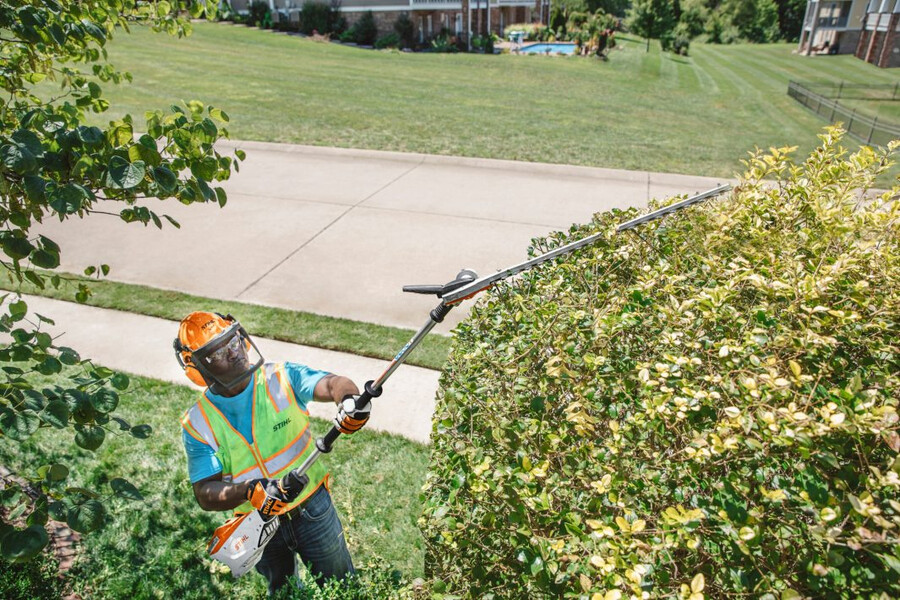 hla 135 battery powered extended-reach hedge trimmer