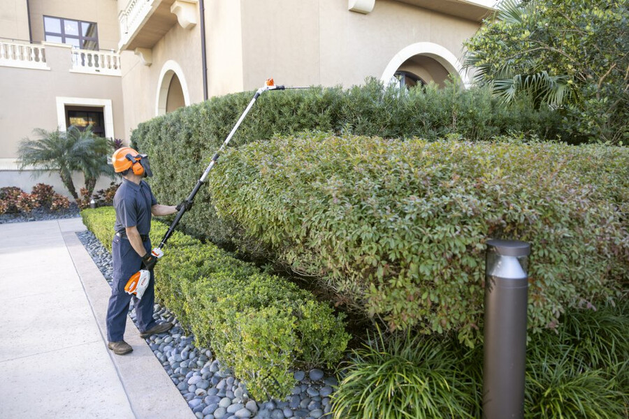 hla 86 battery powered extended-reach hedge trimmer
