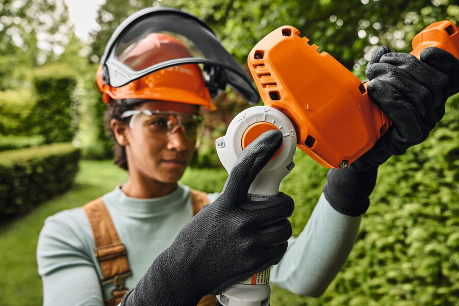 hla 40 battery powered extended-reach hedge trimmer