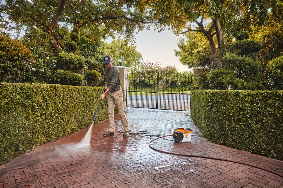 rea 100 plus battery powered pressure washer